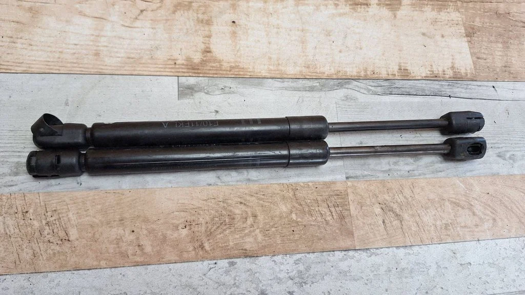 Front bonnet/hood damper/strut 859449