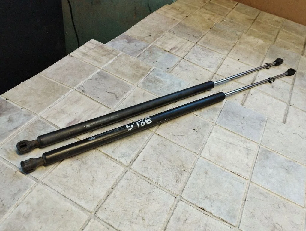 Front bonnet/hood damper/strut 9625574380