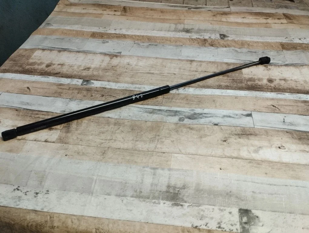 Motora pārsega amortizators GS601143281