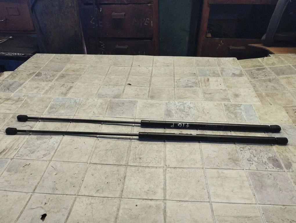Front bonnet/hood damper/strut 12761582