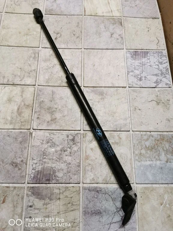 Front bonnet/hood damper/strut – Hyundai Santa Fe (2000-2006)
