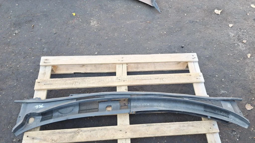 Wiper trim GJ6A507P