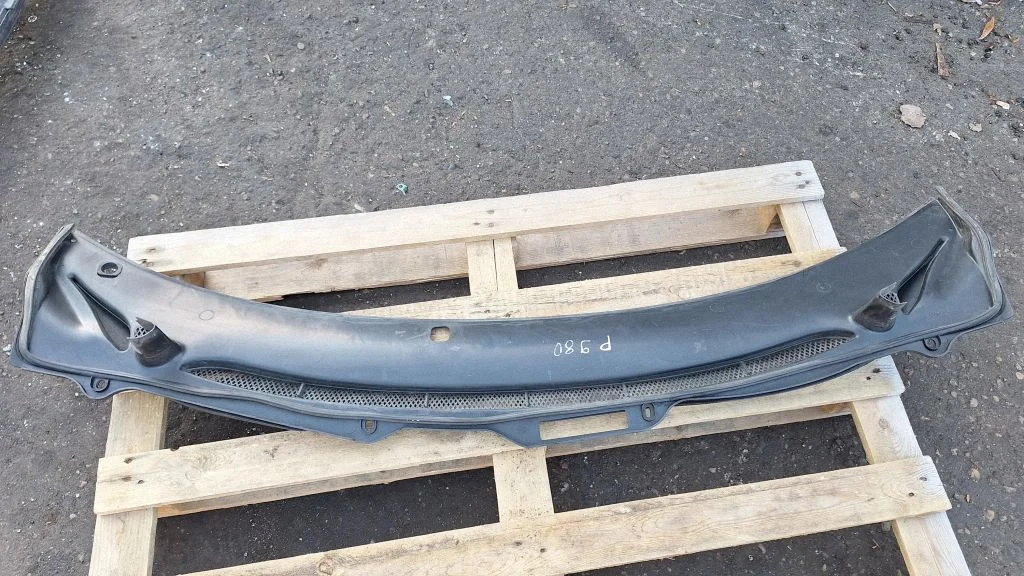 Podszybie (osłona wycieraczek) 8200213680 – Renault Modus (2004-2007)