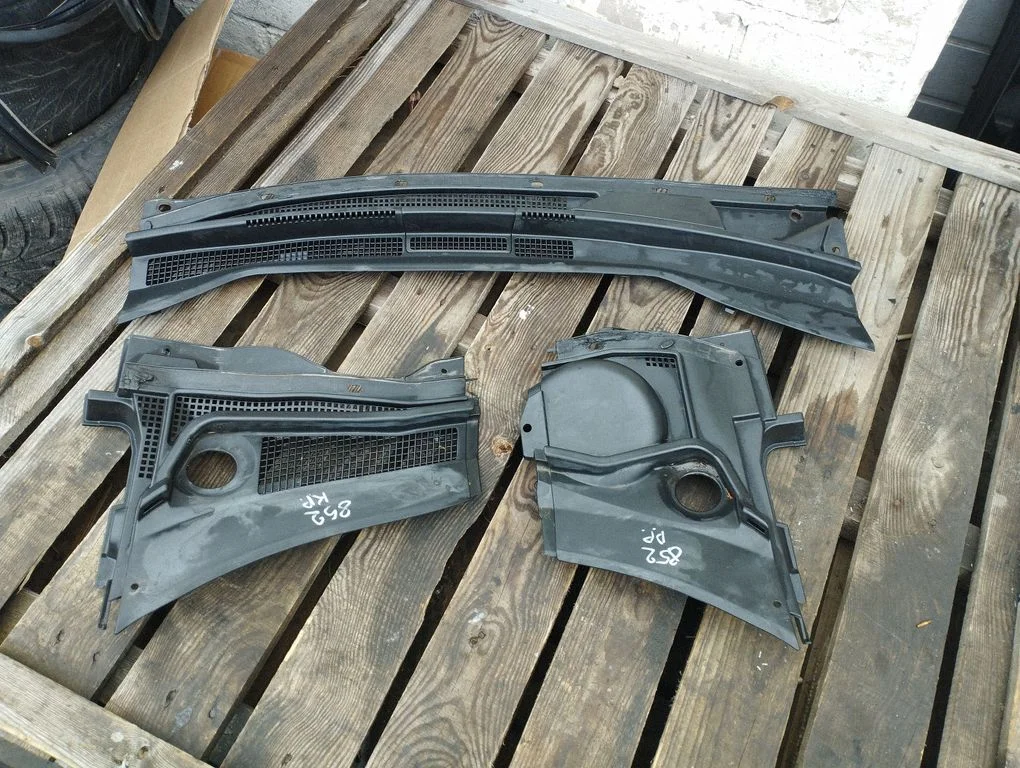 Wiper trim MN167440