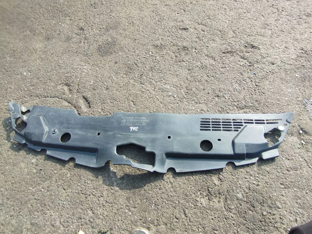 Mootorikapoti luku iluliist – Toyota Corolla Verso AR10 (2004-2009)