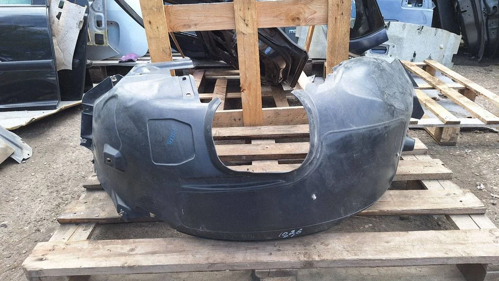 Front wheel arch liner splash guards AM51R16115