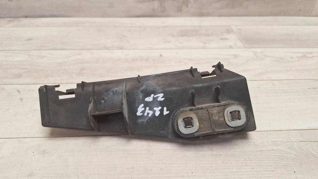Rear bumper mounting bracket 525620F010