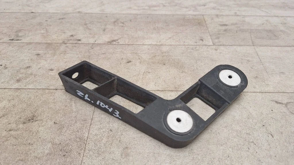 Rear bumper mounting bracket 13239119