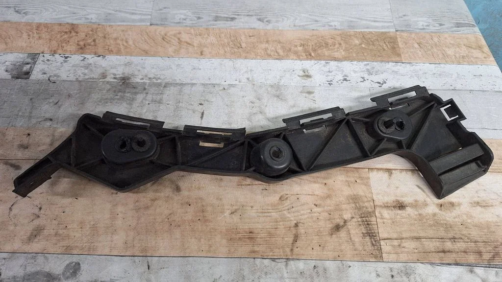 Rear bumper mounting bracket AM51R17E850A