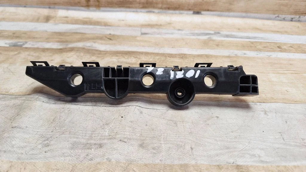 Rear bumper mounting bracket 85221