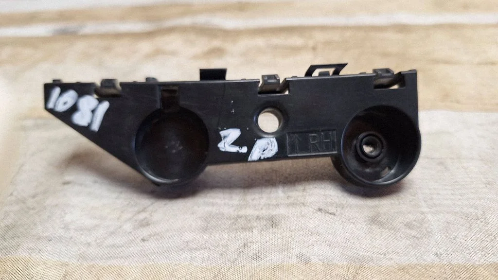 Rear bumper mounting bracket 852244GA0A