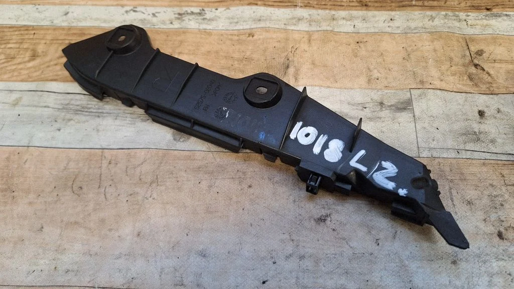 Rear bumper mounting bracket – Toyota Matrix (E130) (2001-2008)