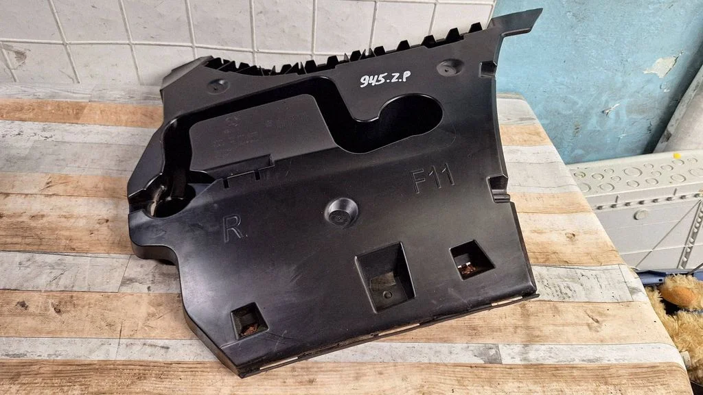 Rear bumper mounting bracket 51127207112