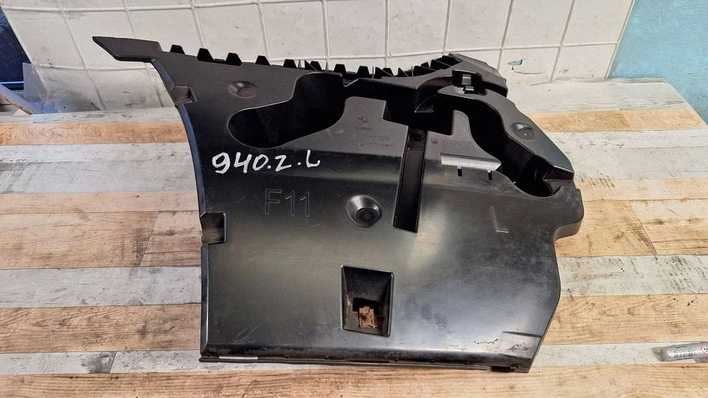 Rear bumper mounting bracket 51127207111