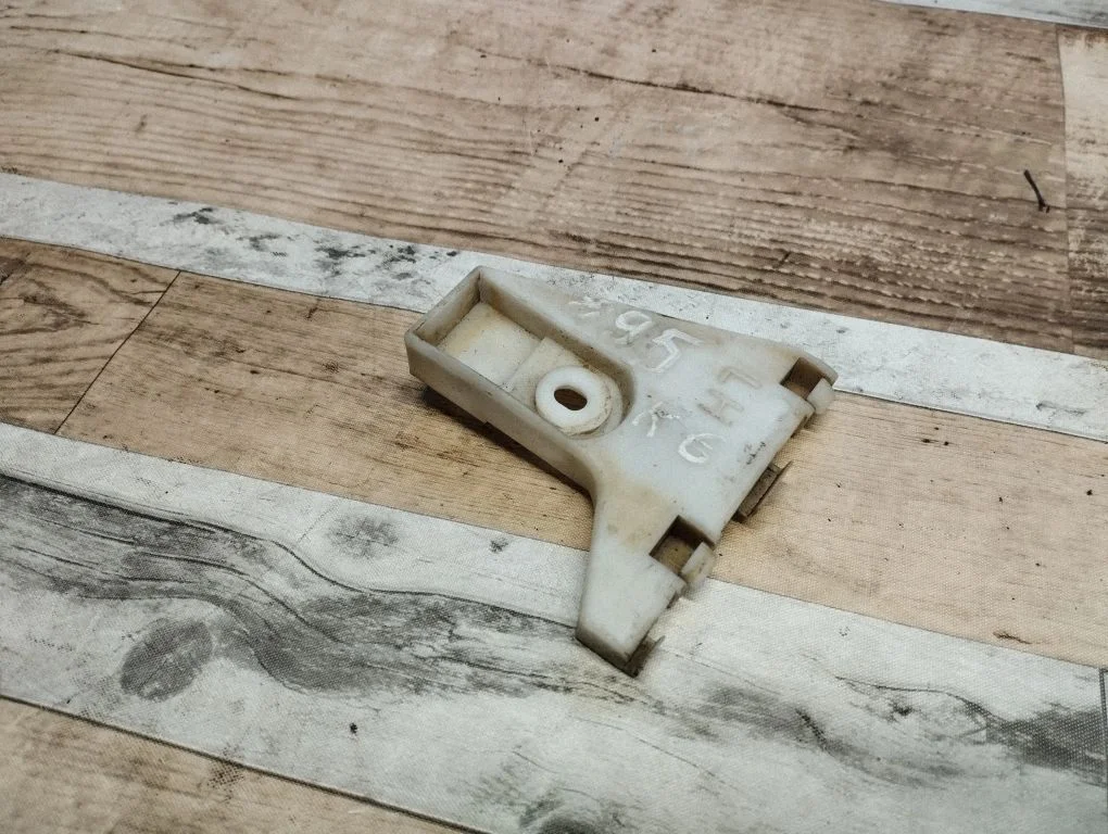 Rear bumper mounting bracket C23550331