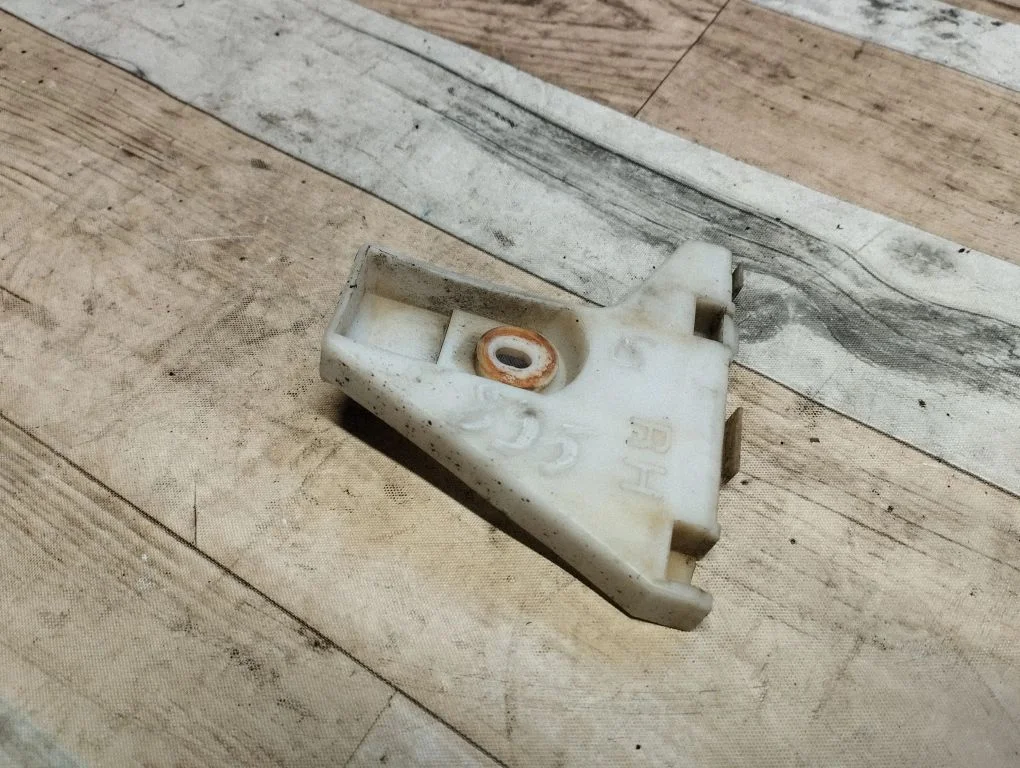 Rear bumper mounting bracket C23550321