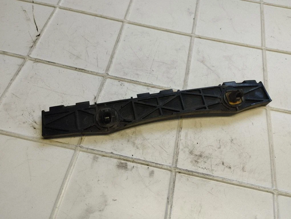 Rear bumper mounting bracket 5215853040