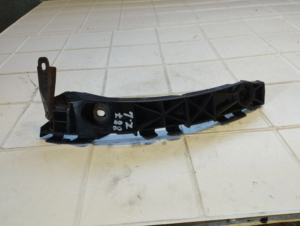 Rear bumper mounting bracket 5256353010