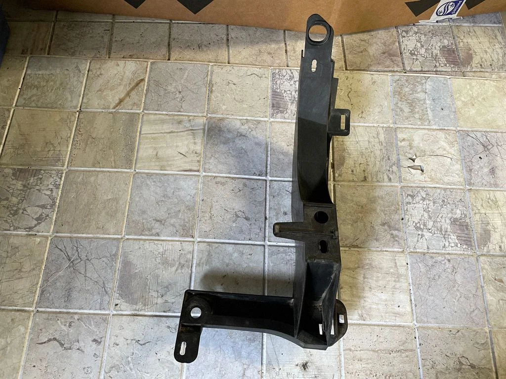Rear bumper mounting bracket 12786313