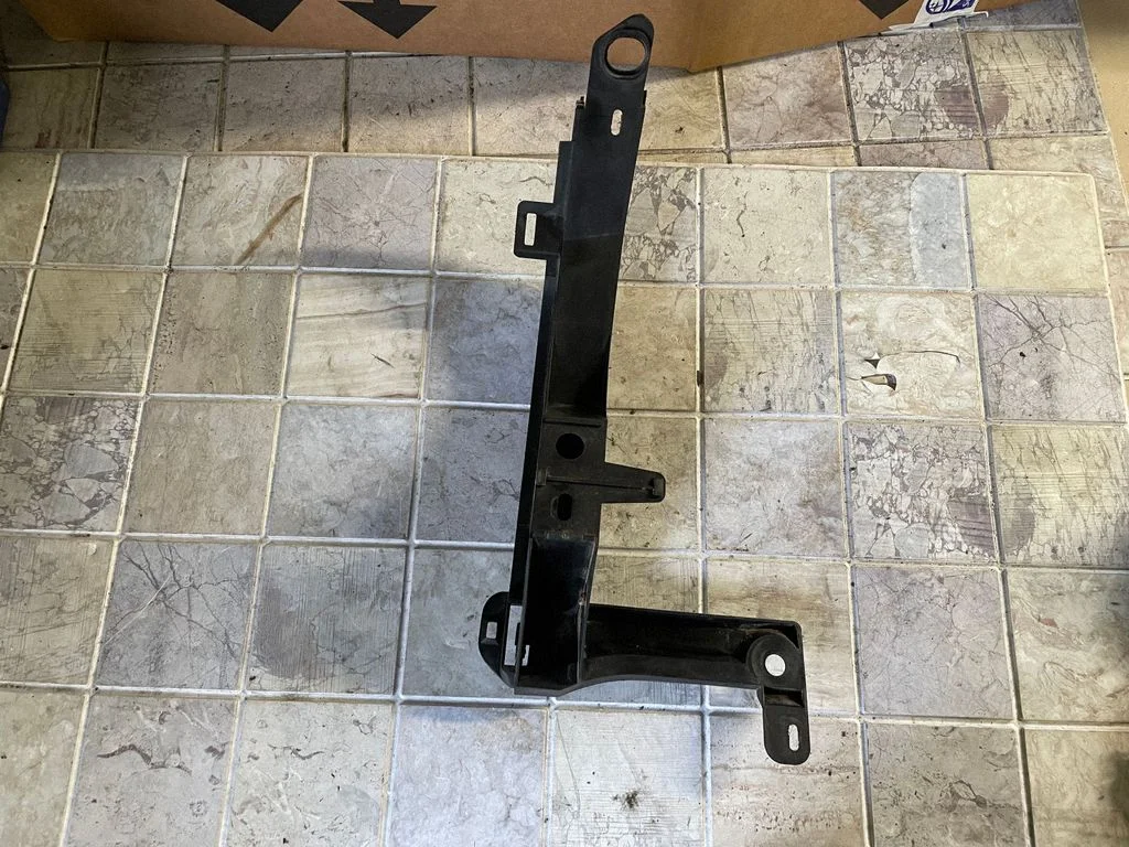 Rear bumper mounting bracket 12786312