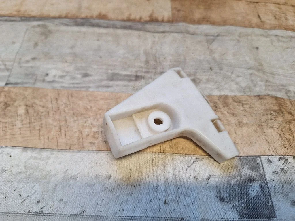 Rear bumper mounting bracket C23550331