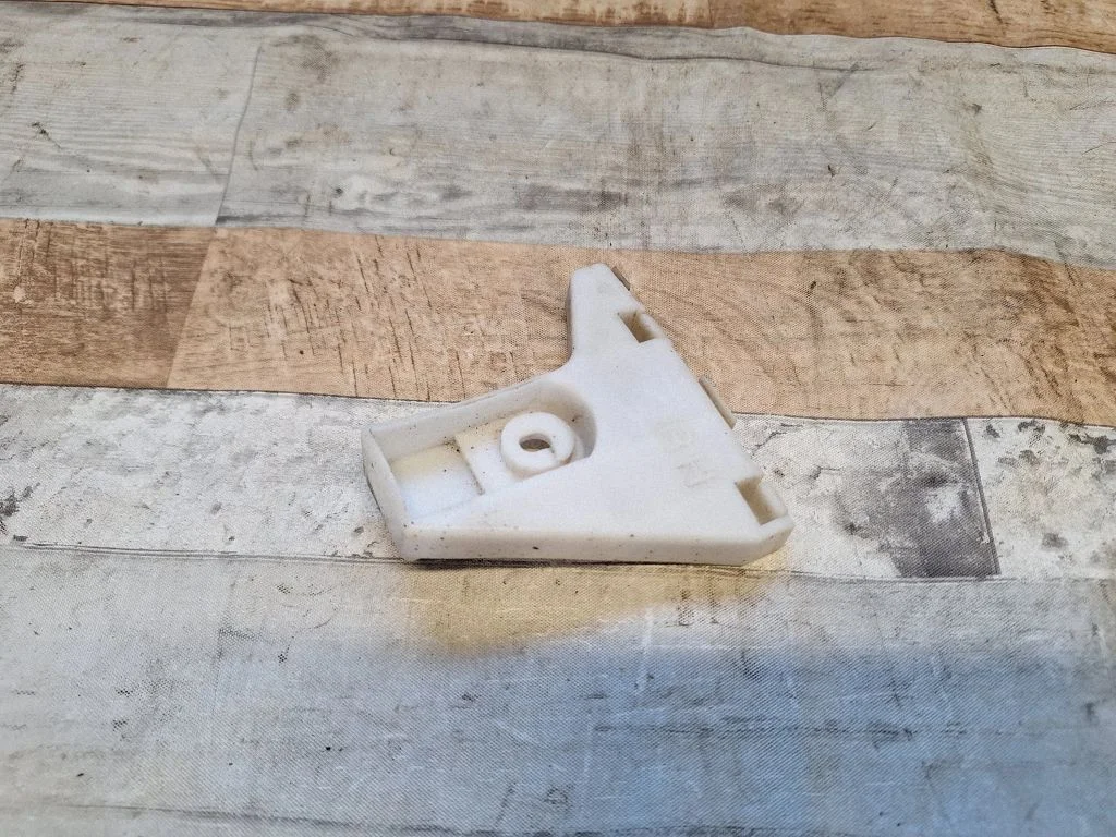 Rear bumper mounting bracket C23550321