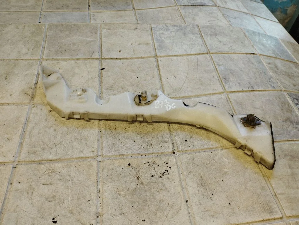 Rear bumper mounting bracket – rear right