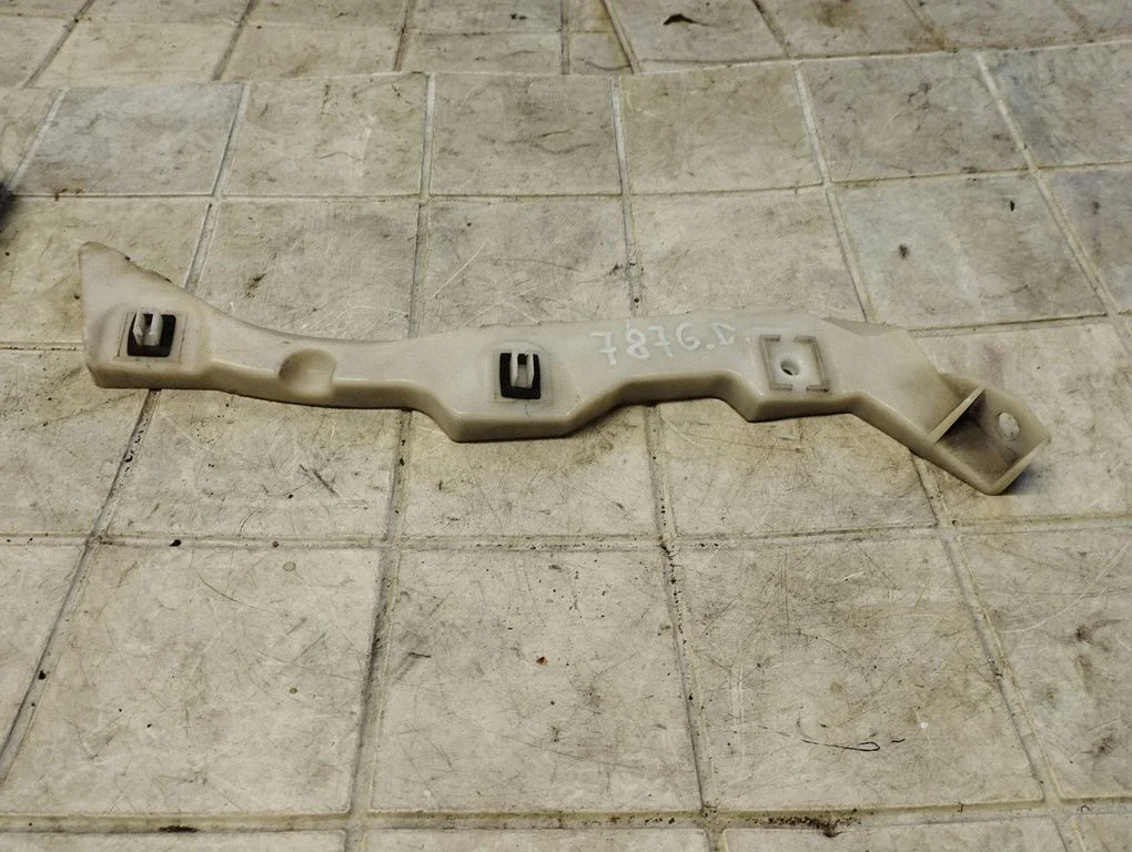 Rear bumper mounting bracket – rear right