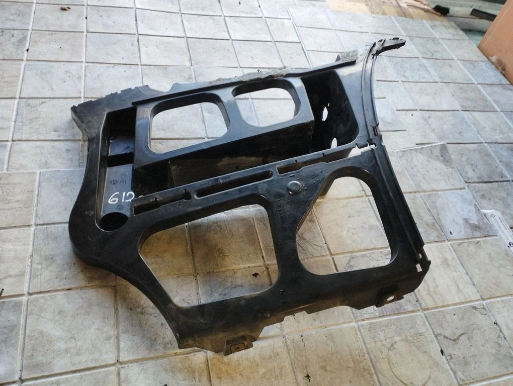 Rear bumper mounting bracket 51127127716