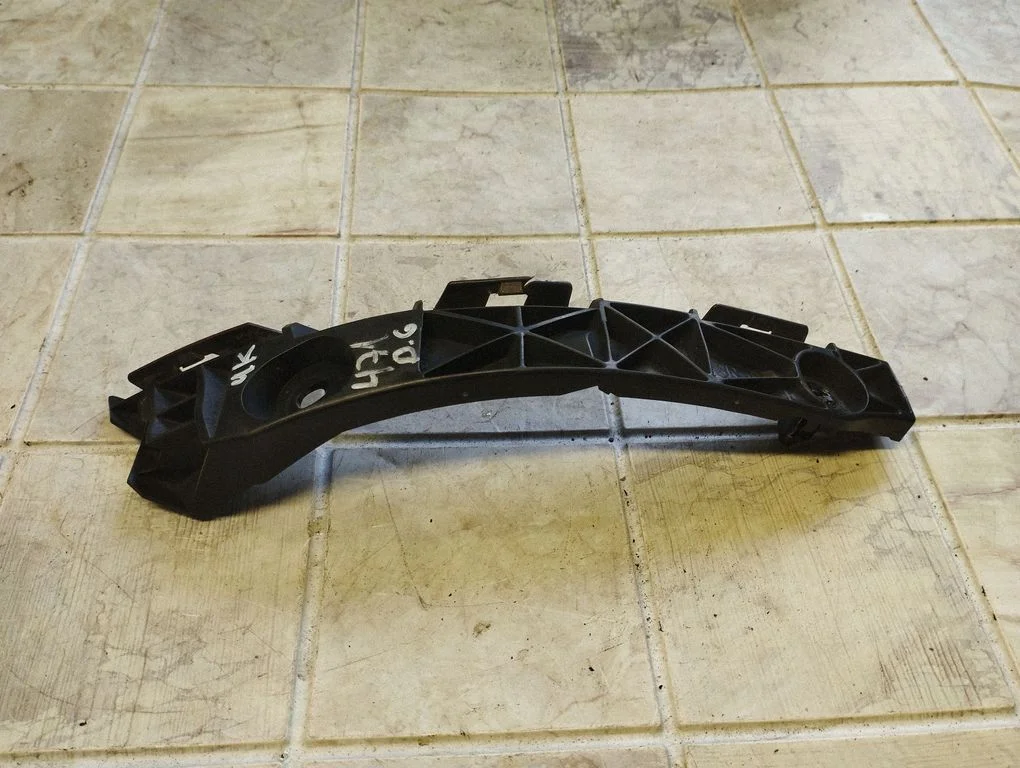 Rear bumper mounting bracket 5256253010