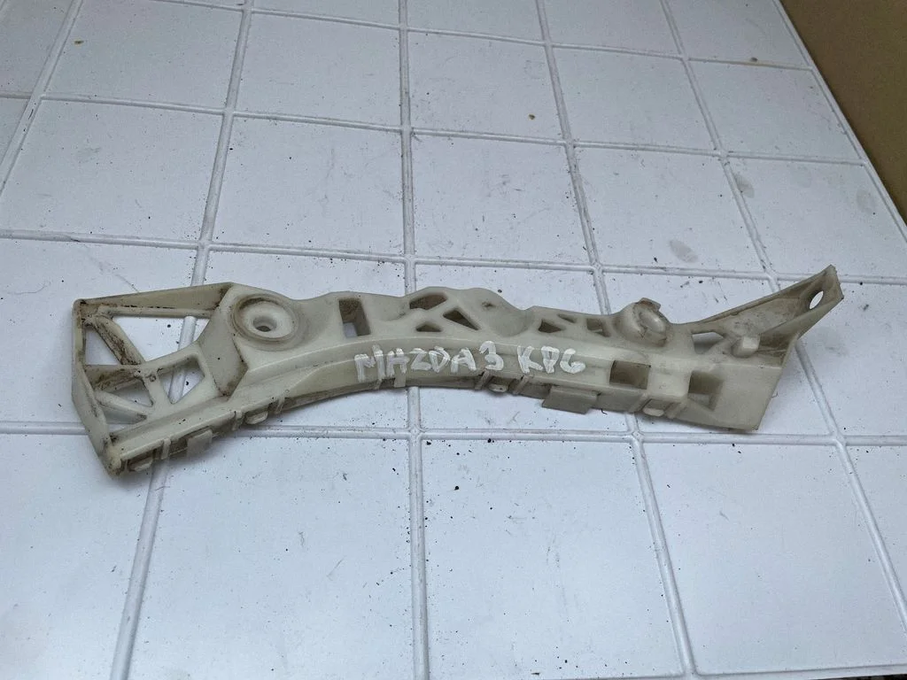 Tagumise kaitseraua kinnitusklamber – Mazda 3 I (2003-2006)