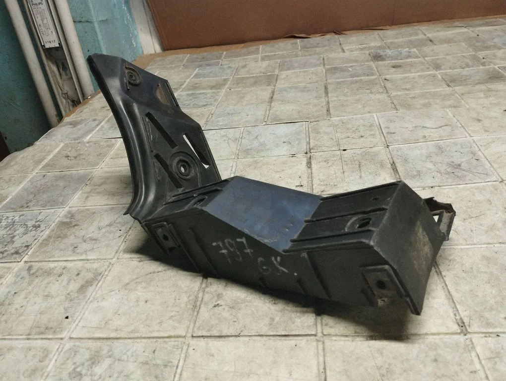 Rear bumper mounting bracket 6Q6807375