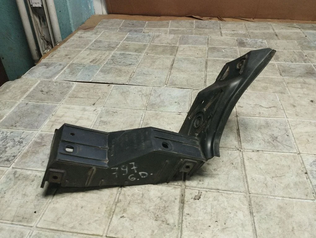 Rear bumper mounting bracket 6Q6807376