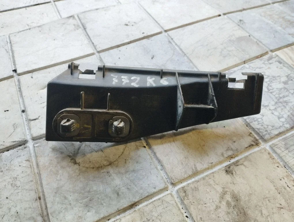 Rear bumper mounting bracket 525630F010
