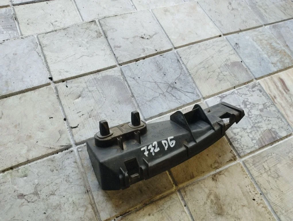 Rear bumper mounting bracket 525620F010
