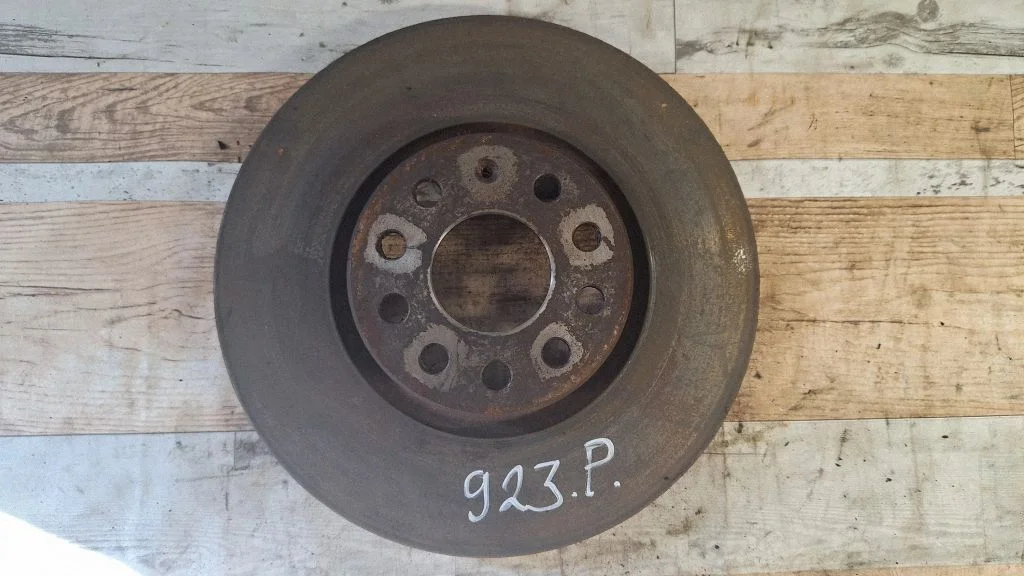 Front brake disc – front right