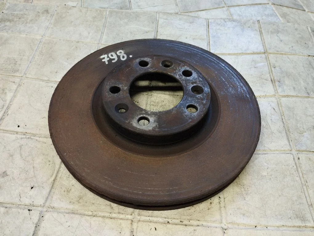 Priekšējais bremžu disks – priekšējā kreisā
