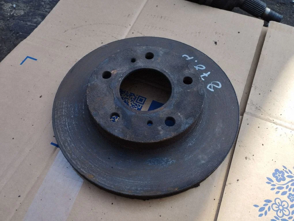 Front brake disc – front right
