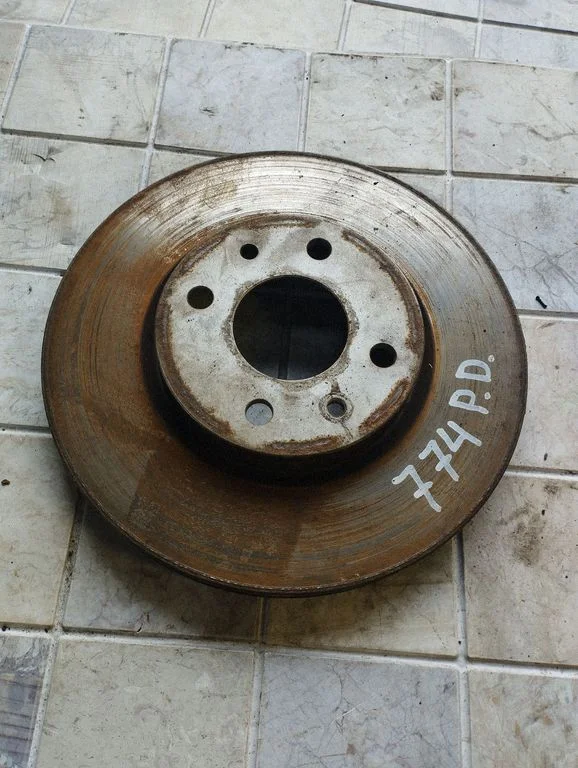 Front brake disc – front right