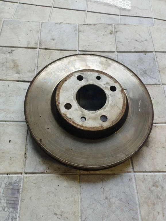 Front brake disc – front left