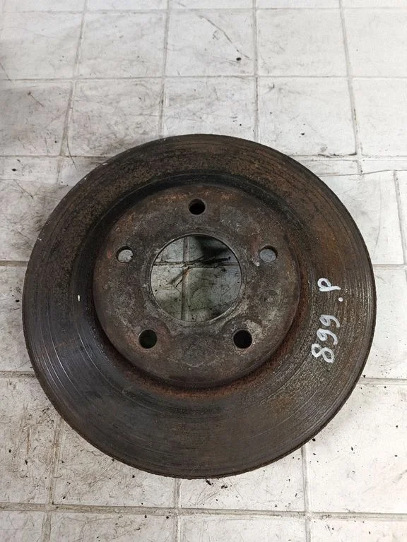 Tarcza hamulcowa przednia – Nissan Almera N16 (2000-2010)