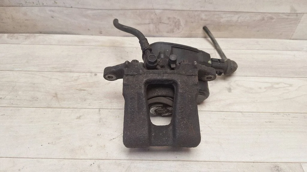 Rear brake caliper – rear right