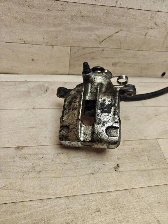 Rear brake caliper – rear right