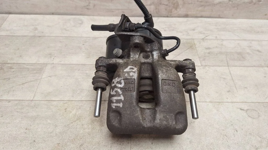 Rear brake caliper – rear right