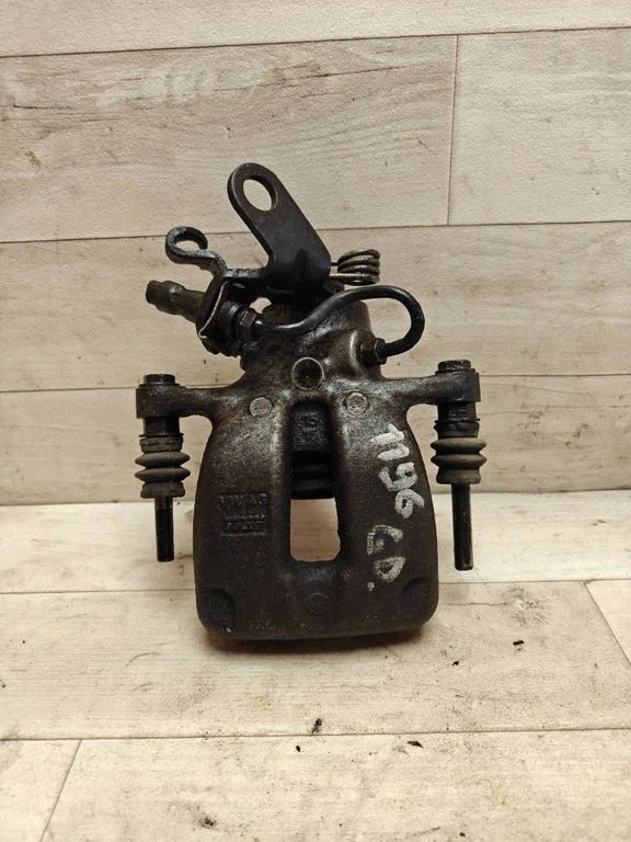 Rear brake caliper – rear right