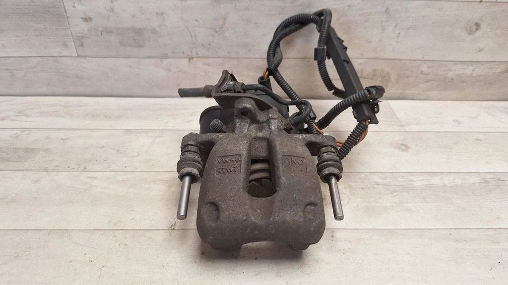 Rear brake caliper – rear right