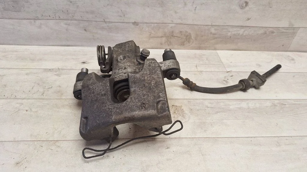 Rear brake caliper – rear right