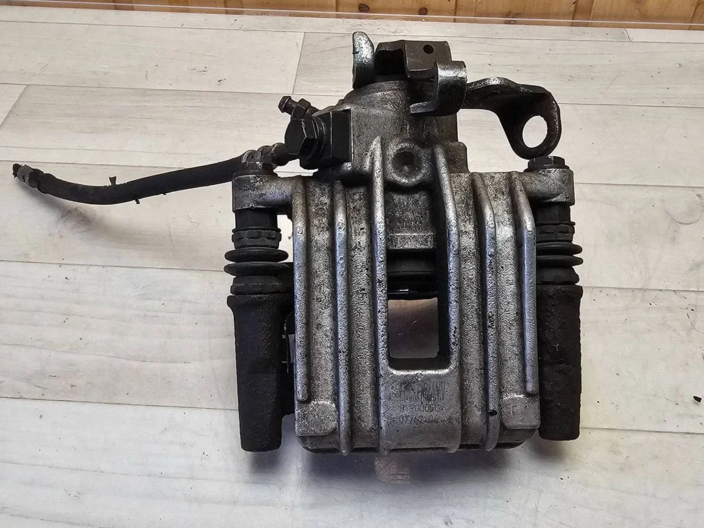 Rear brake caliper – rear right
