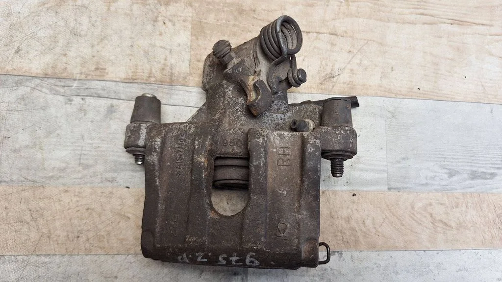 Rear brake caliper – rear right