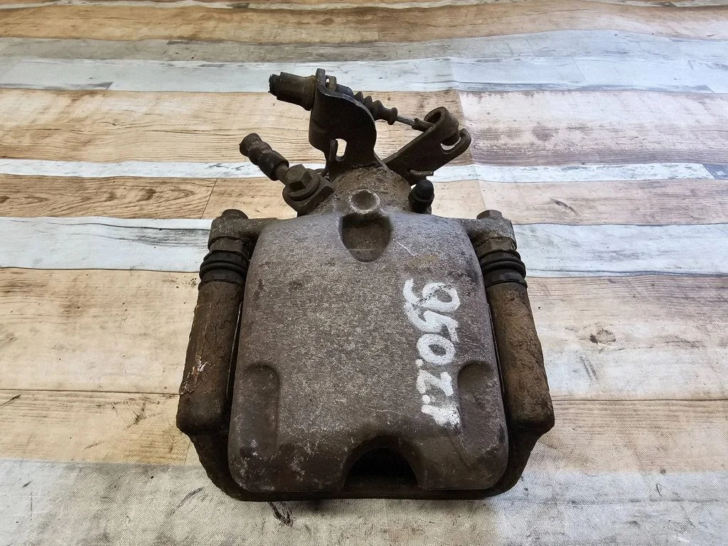 Rear brake caliper – rear right